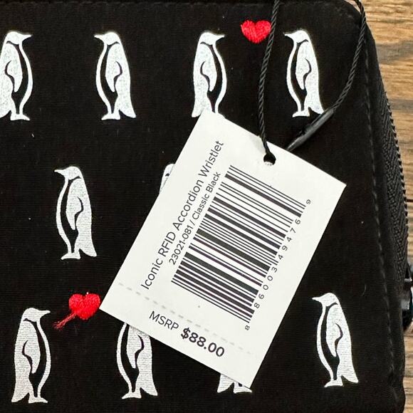 Vera Bradley Iconic RFID Accordion Wristlet Classic Black Penguins Hearts NWT - Picture 8 of 8